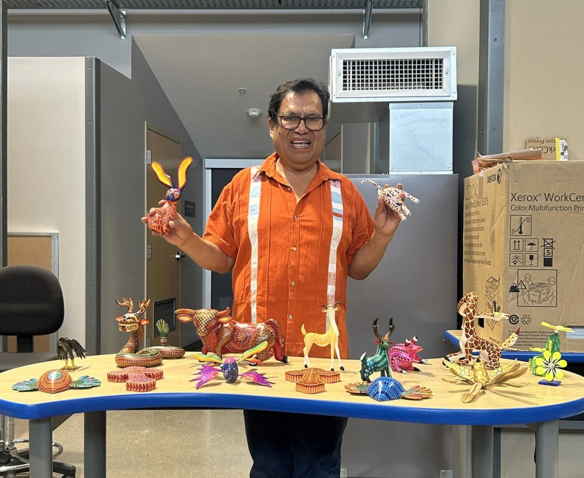 El artista de alebrije Jesús Sosa Calvo muestra sus piezas en STEAM Makerspace en una demostración para estudiantes de arte y español de Mt. Eden.